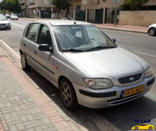 רכב ישן מחכה לפירוק במגרש
